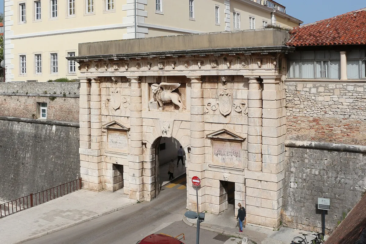 Kopnena vrata, Zadar: where your mission begins.