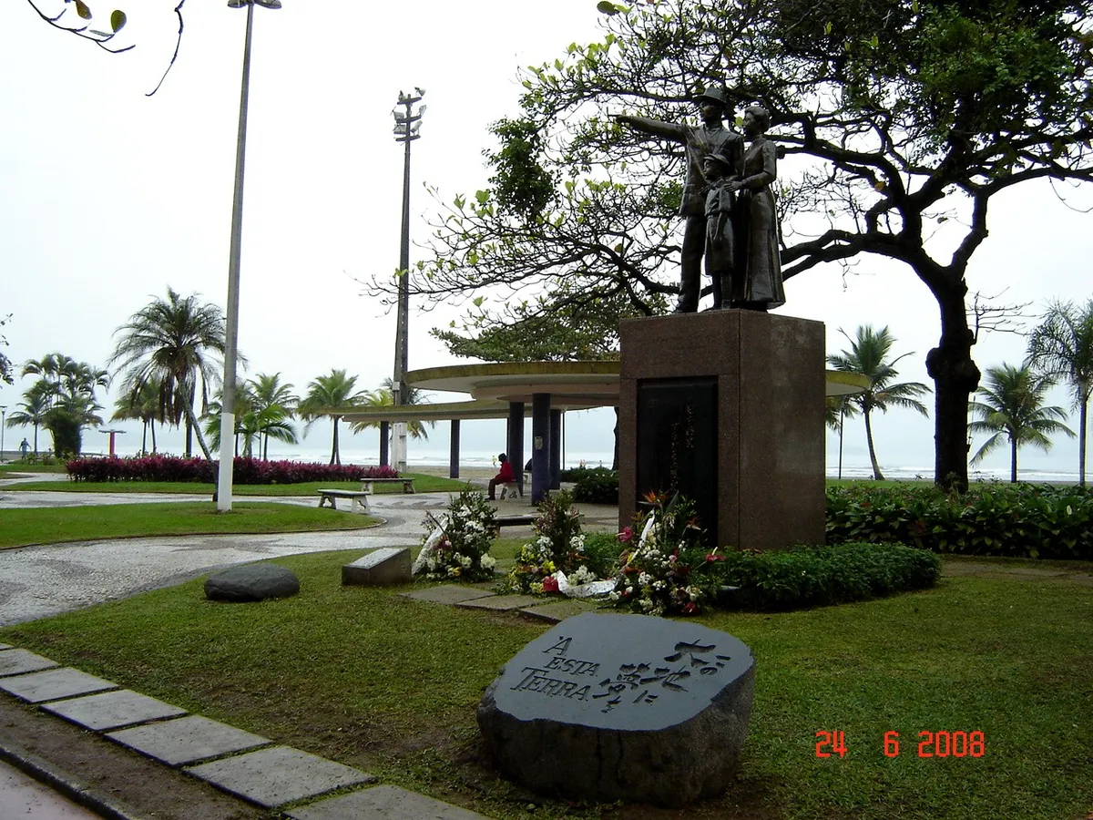 Praia do Boqueirão, Santos: where your mission begins.