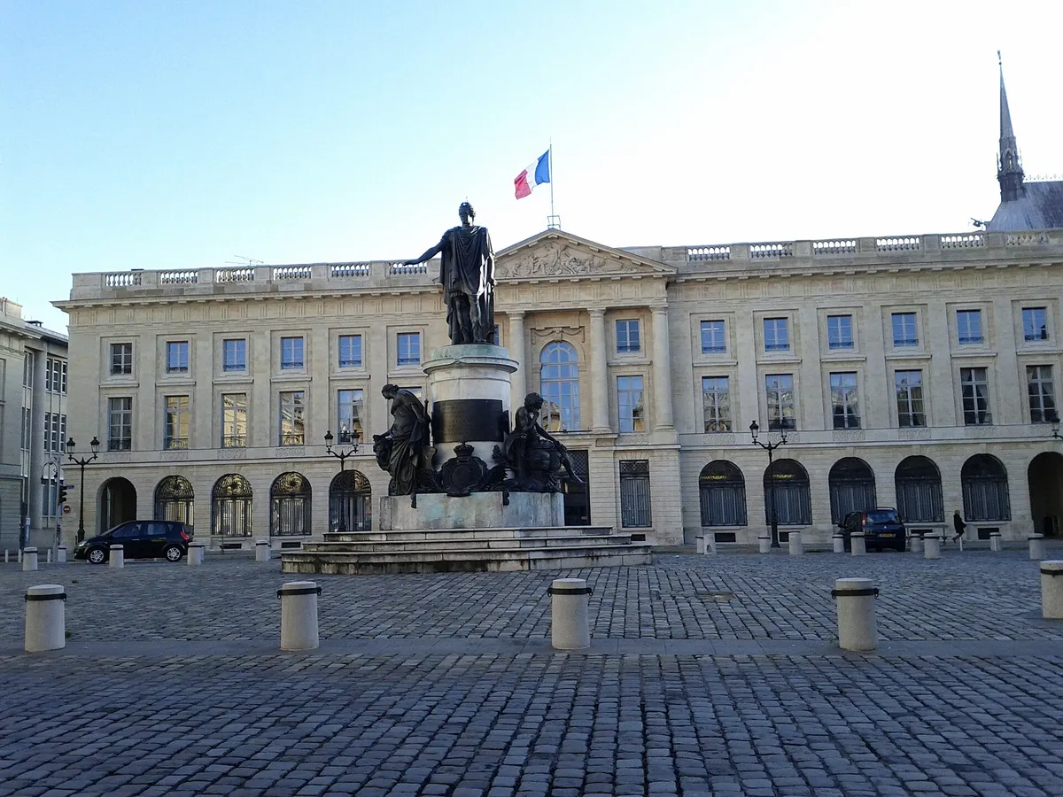Place Royale, Reims: where your mission begins.