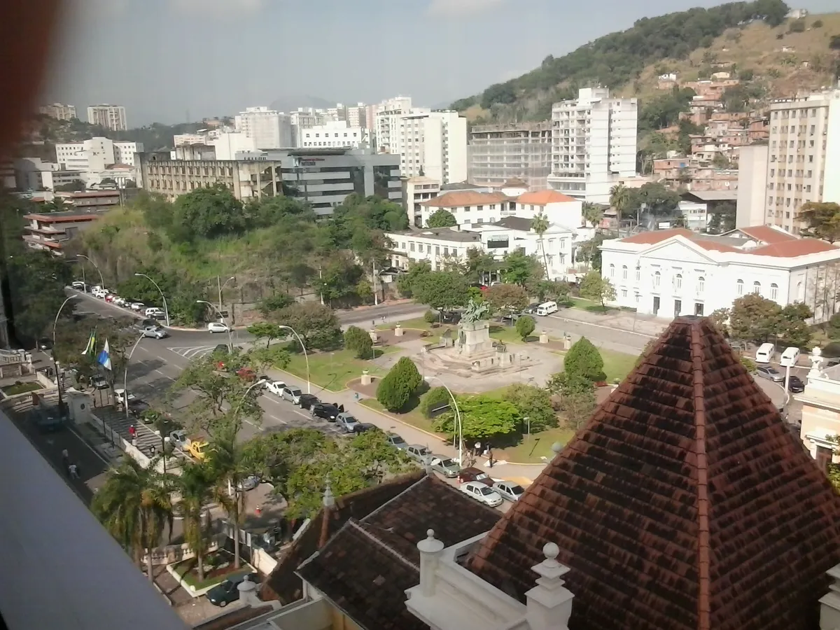 Praça da República, Niteroi: where your mission begins.