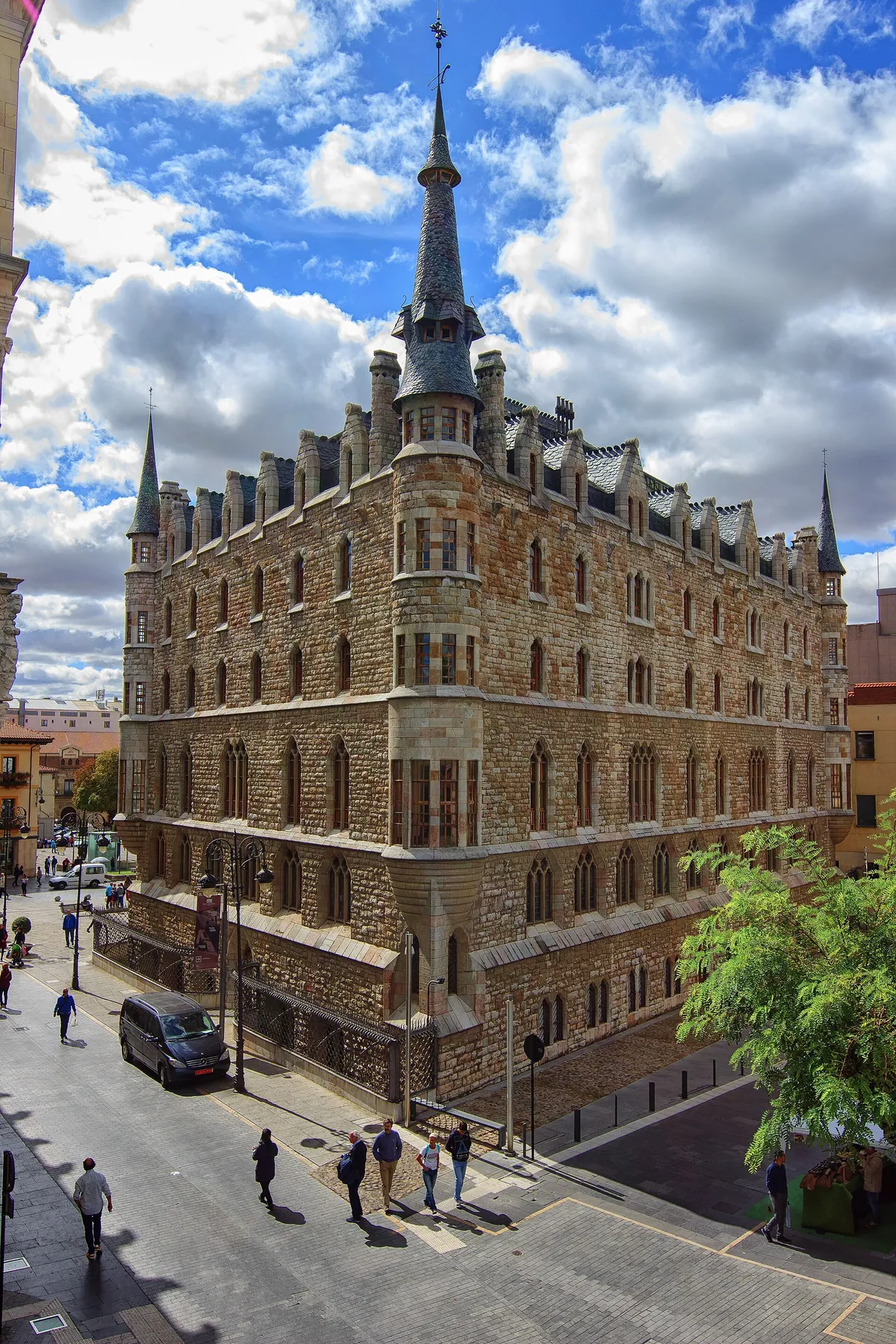Casa Botines, Leon: where your mission begins.