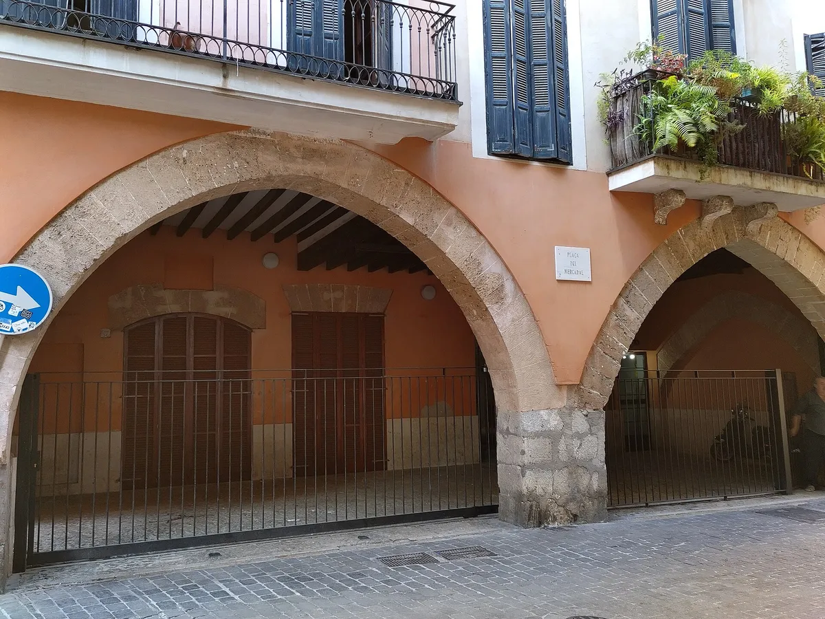 Plaça de la Quartera, Palma: where your mission begins.