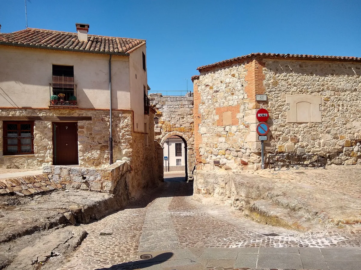 Gate of Doña Urraca, Zamora: where your mission begins.