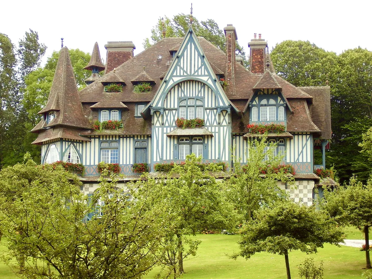 A view in Deauville, where this quest is played