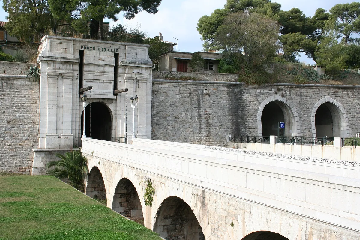 A view in Toulon, where this quest is played