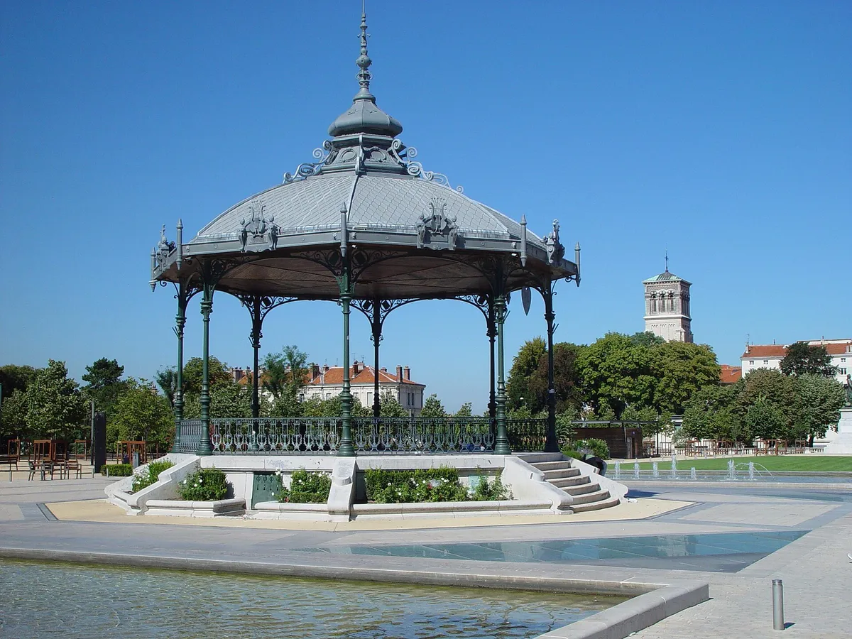 A view in Valence, where this quest is played