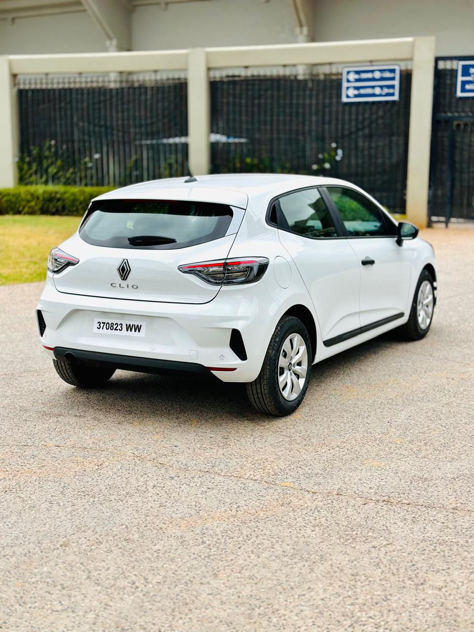 location voiture maroc Renault Blanc
