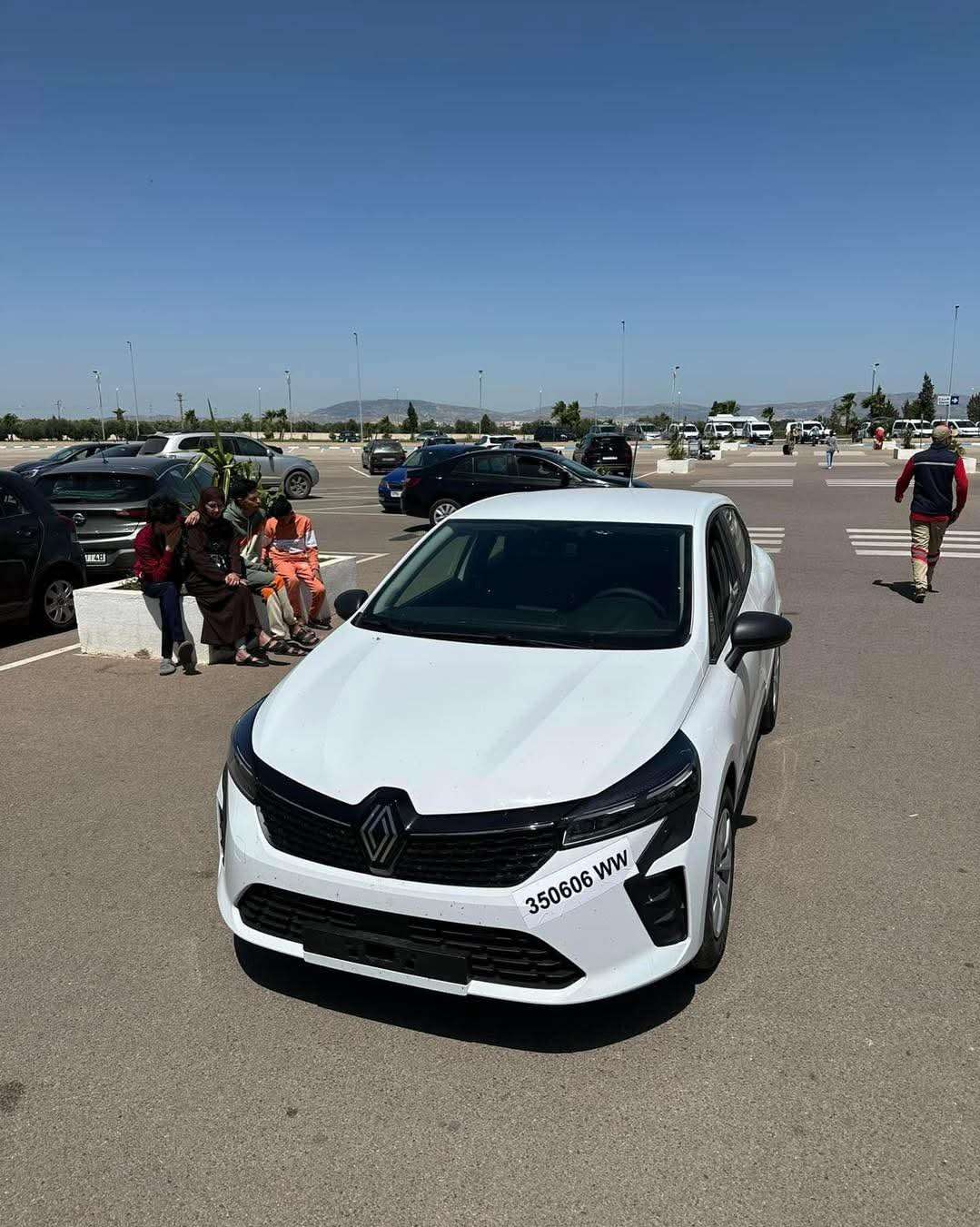 location voiture maroc Renault Blanche 