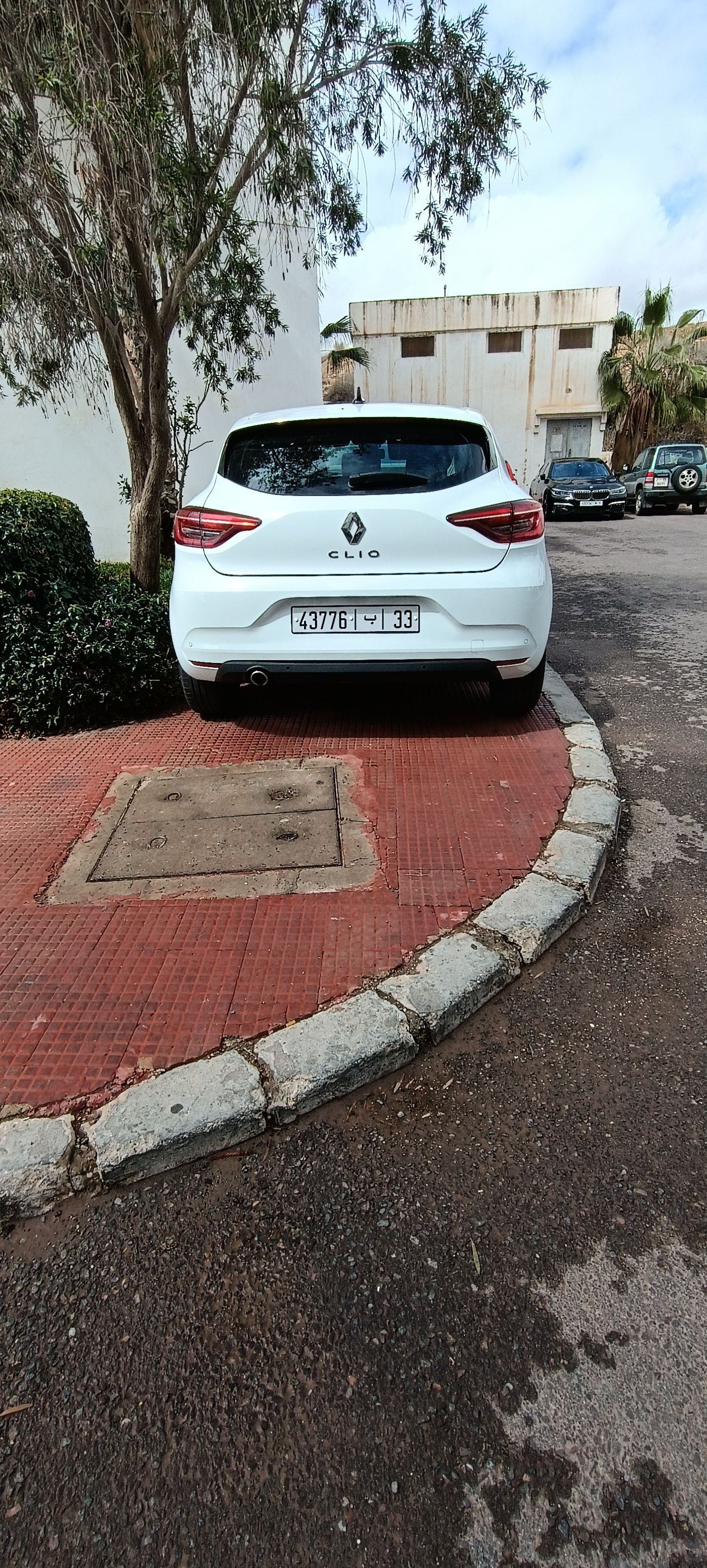 location voiture maroc Renault Blanche 