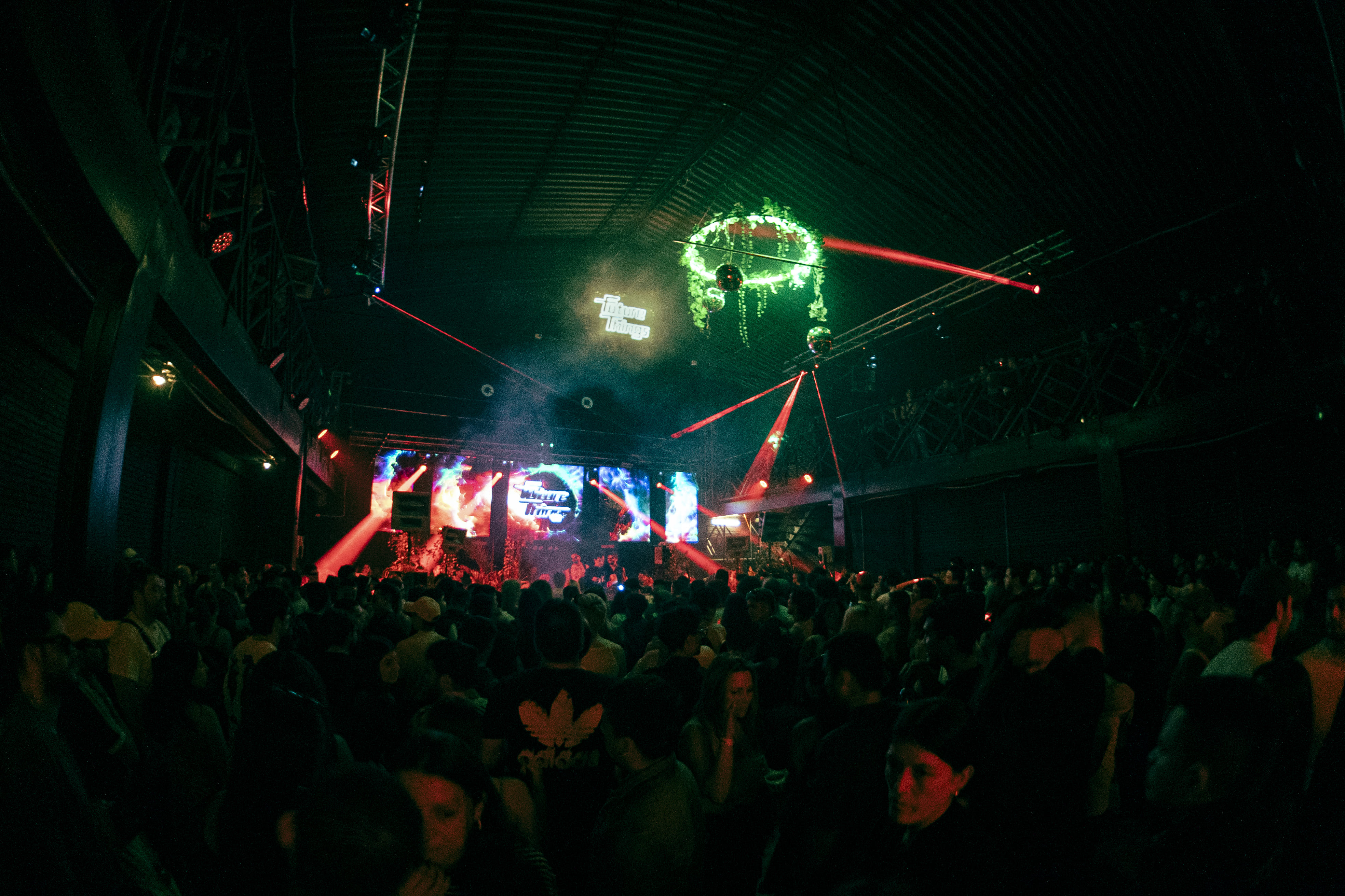 Diseño de escenario con iluminación y pantallas LED espectaculares