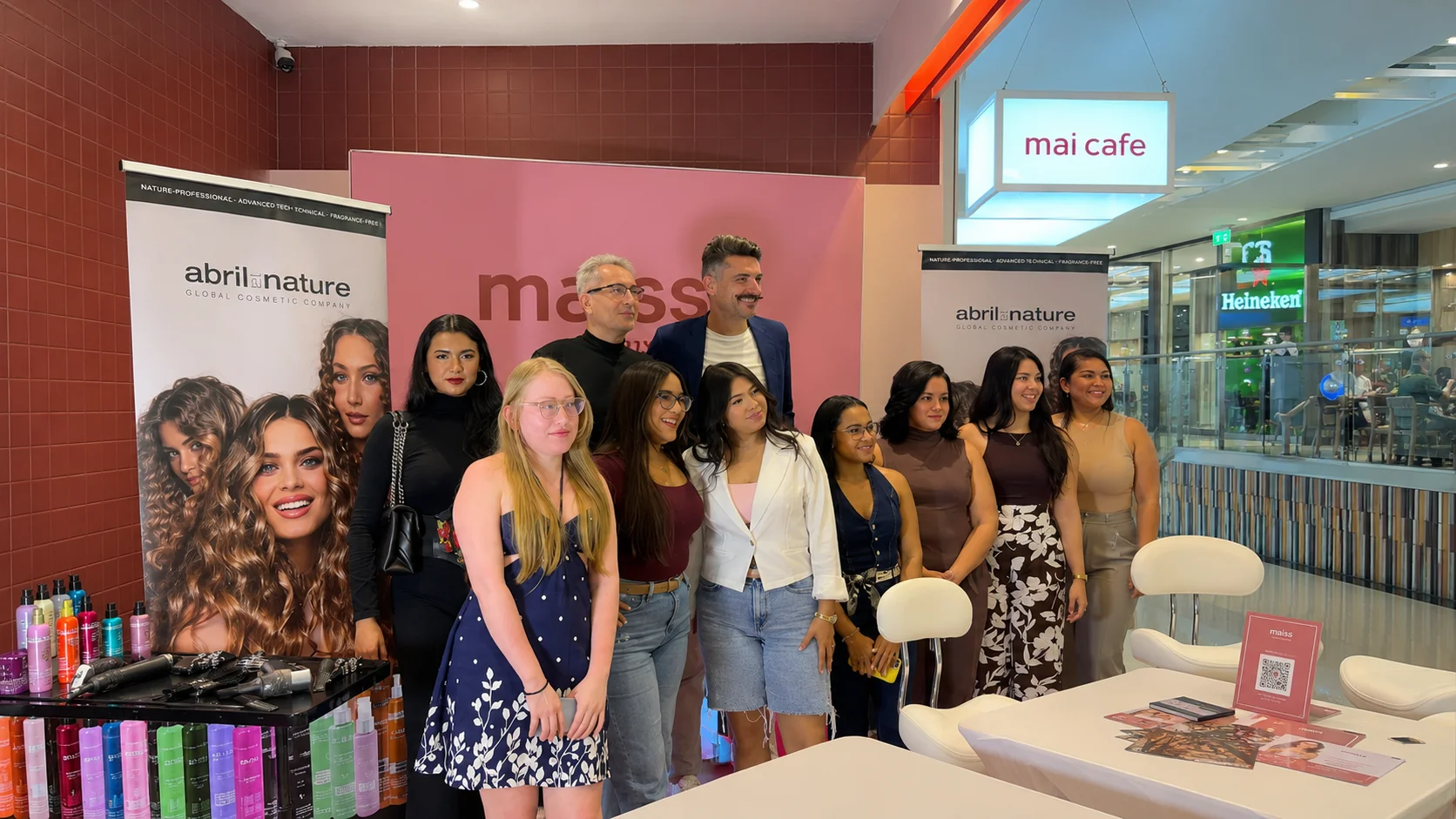 Profesionales comparten una demostración de belleza capilar en el Gran Evento Maissi