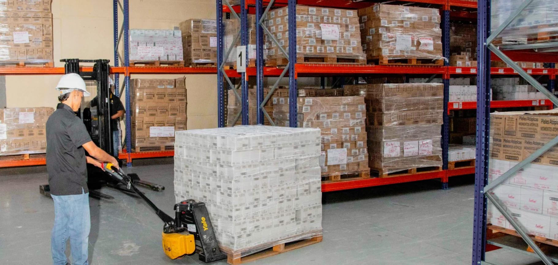 Centro logístico con productos listos para distribución