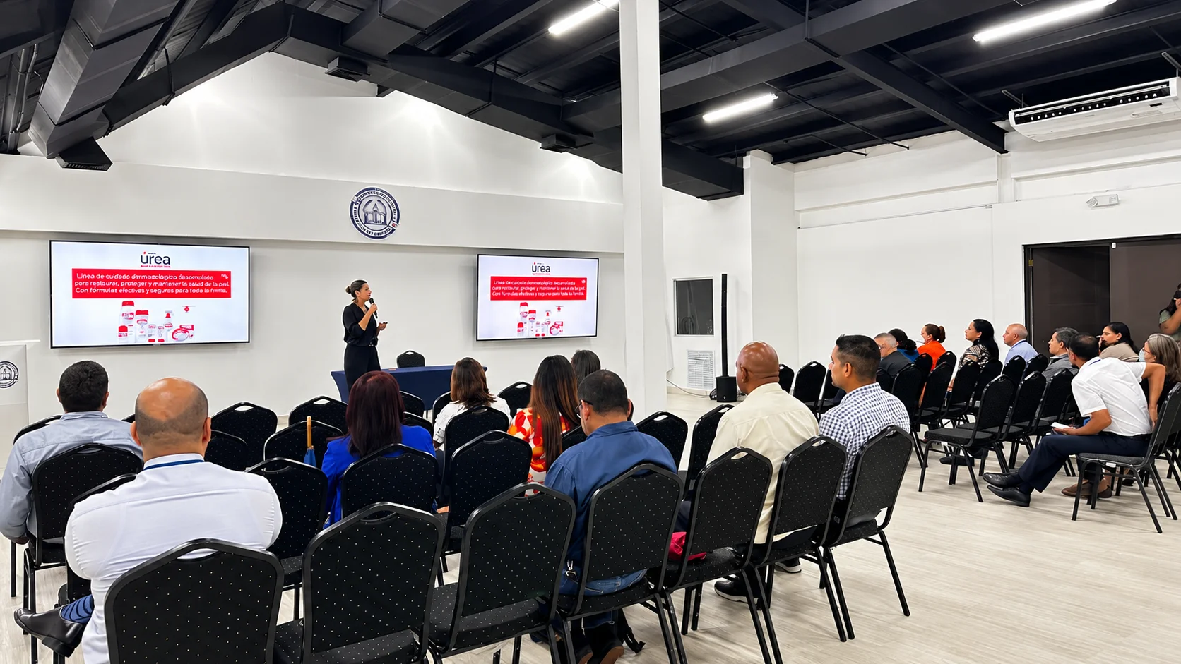 Colaboradores participan en una jornada de bienestar de Instituto Español en la Contraloría de Panamá