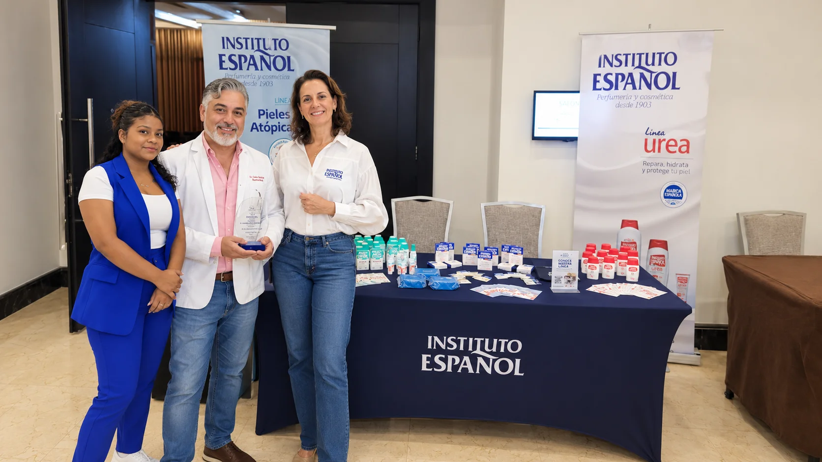 Encuentro de formación y entrega de obsequios a dermatólogos en Punta Pacífica