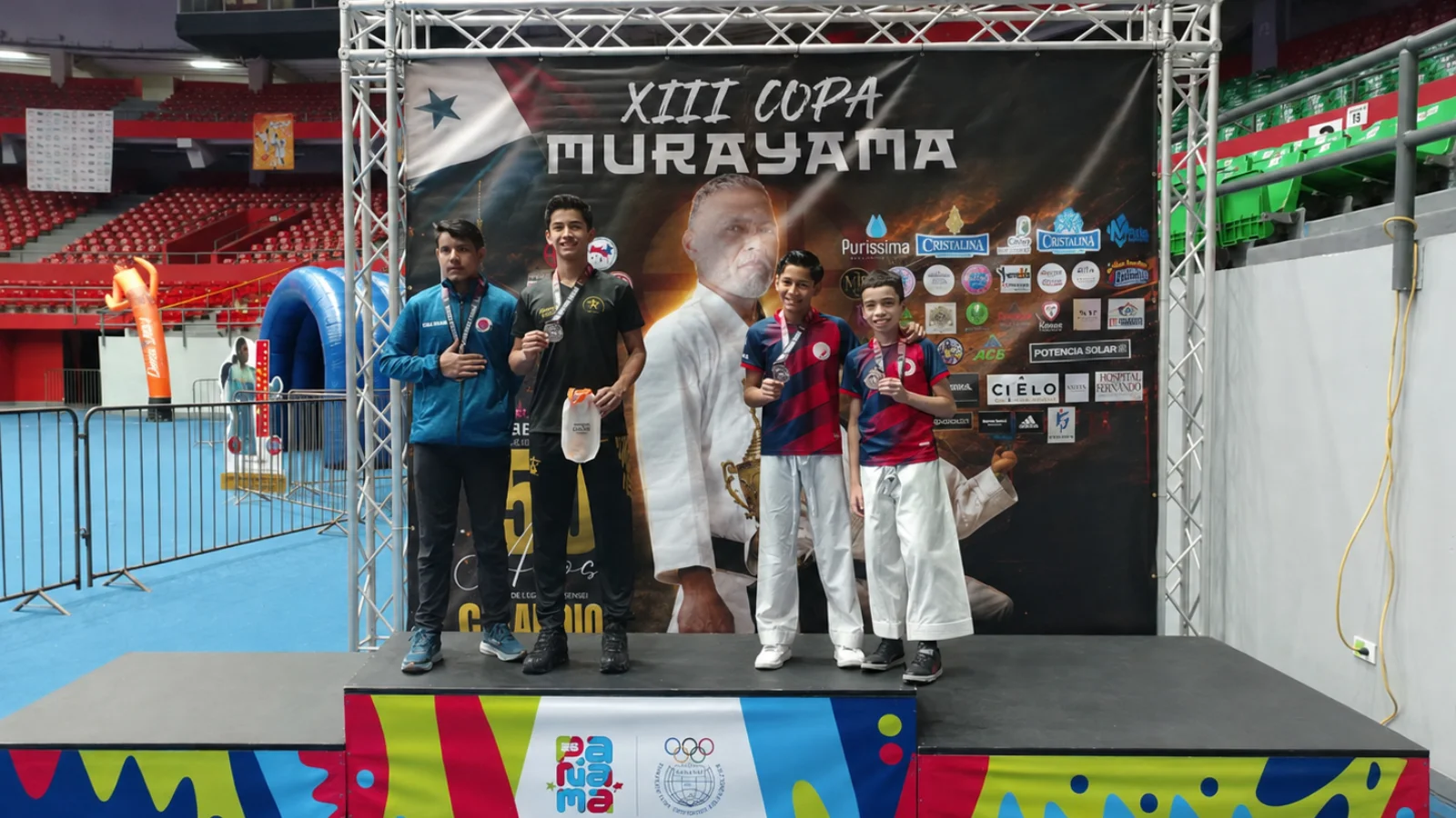 Karatecas reciben un reconocimiento durante una jornada apoyada por Gotas de Oro e Instituto Español