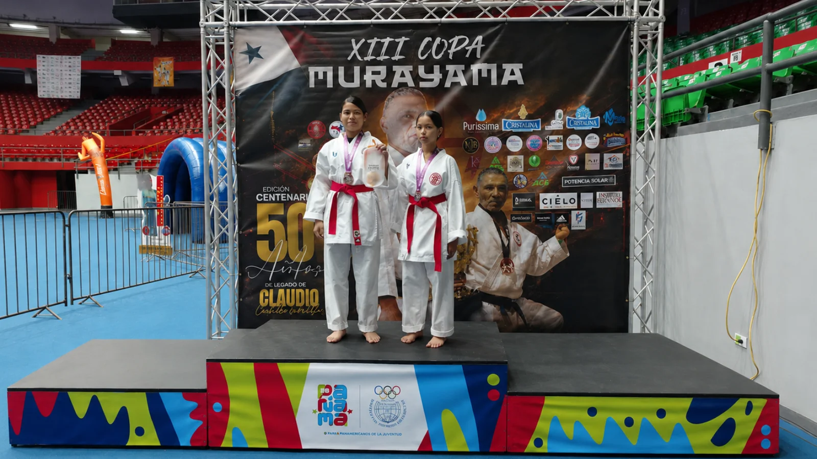 Participantes durante el torneo de karate apoyado por Instituto Español