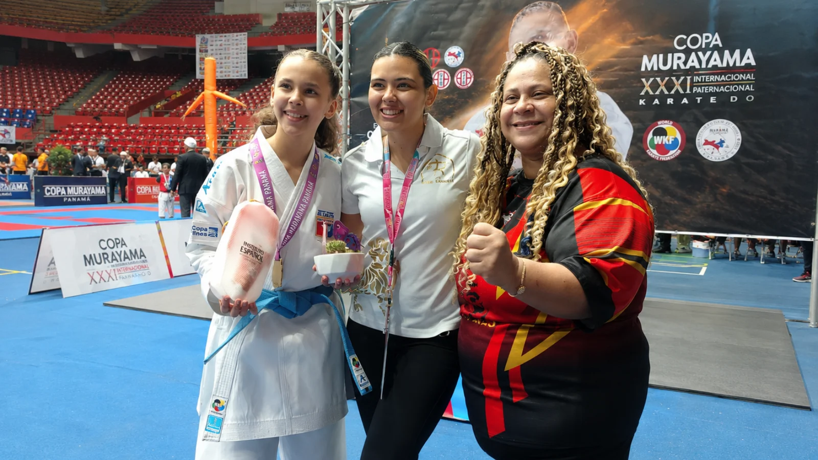 Momento de competencia y reconocimiento en el torneo de karate