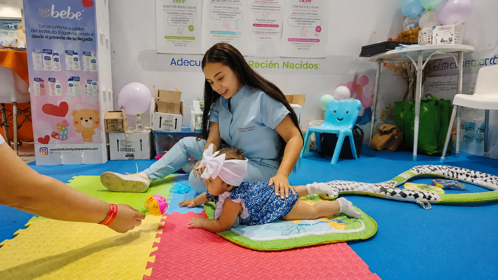 Familias participan en actividades durante la Feria del Bebé en ATLAPA