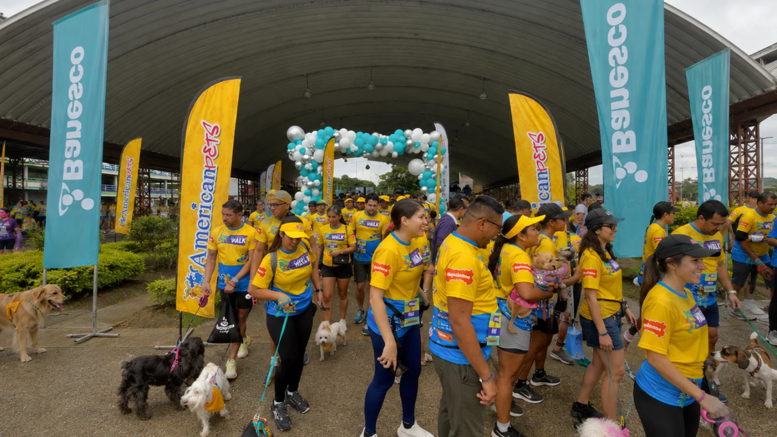Familias y mascotas comparten durante la caminata American Pets