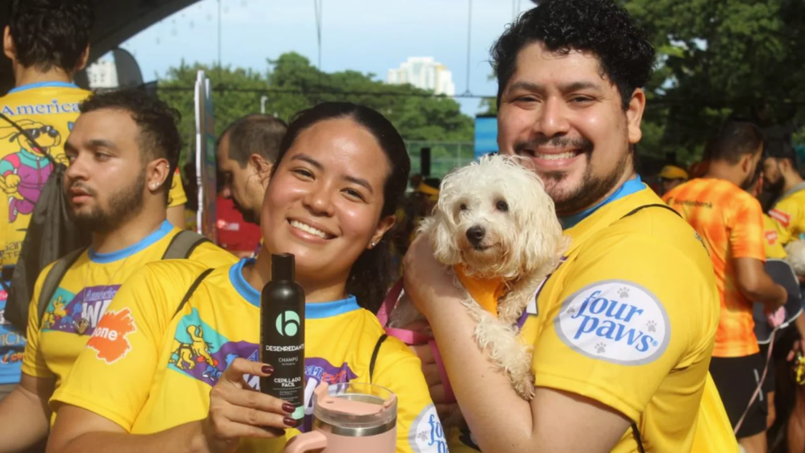 Familias y mascotas participan en una caminata apoyada por Bubbles