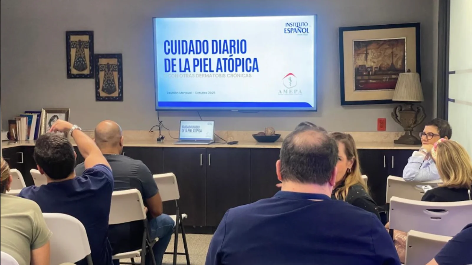 Profesionales comparten durante el encuentro de Instituto Español y AMEPA