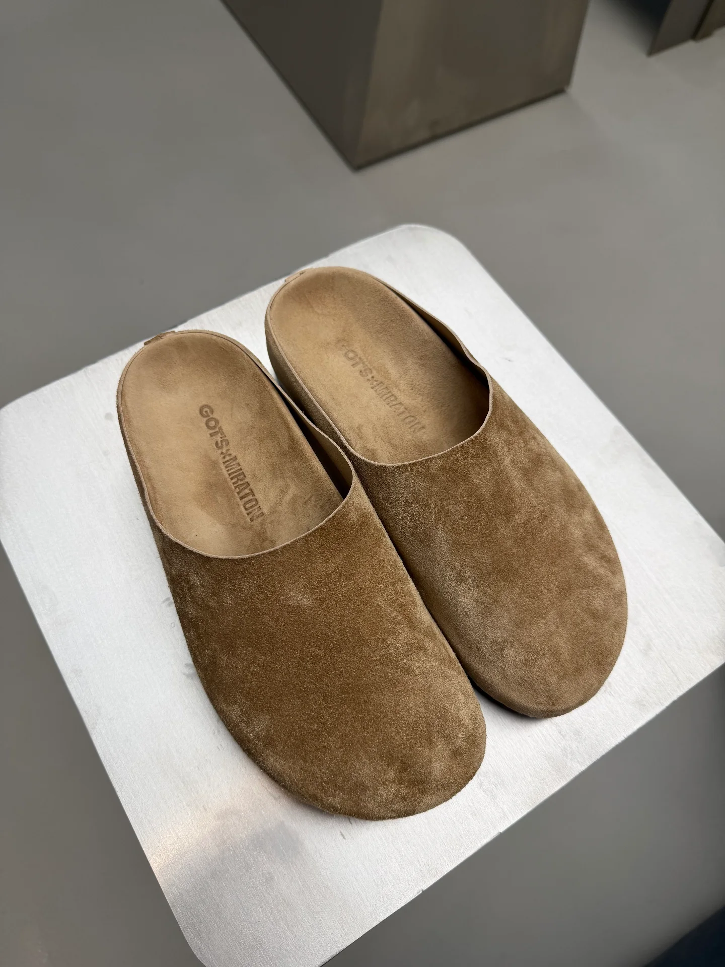 Chodaki zamszowe GOT'S Label x MIRATON