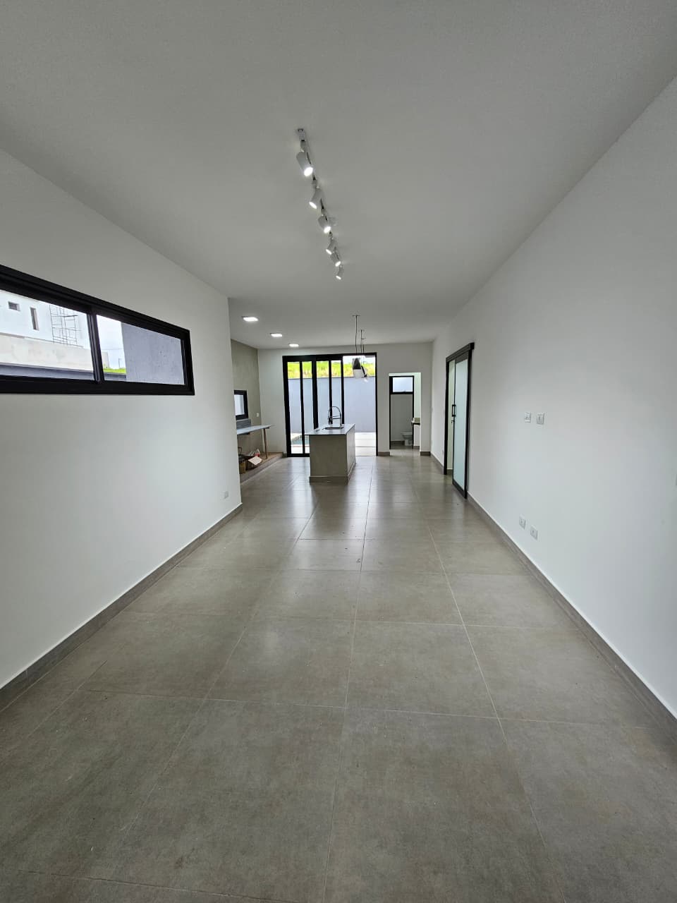 Uma entrada com sala de estar integrada à cozinha transmite exatamente essa ideia de modernidade