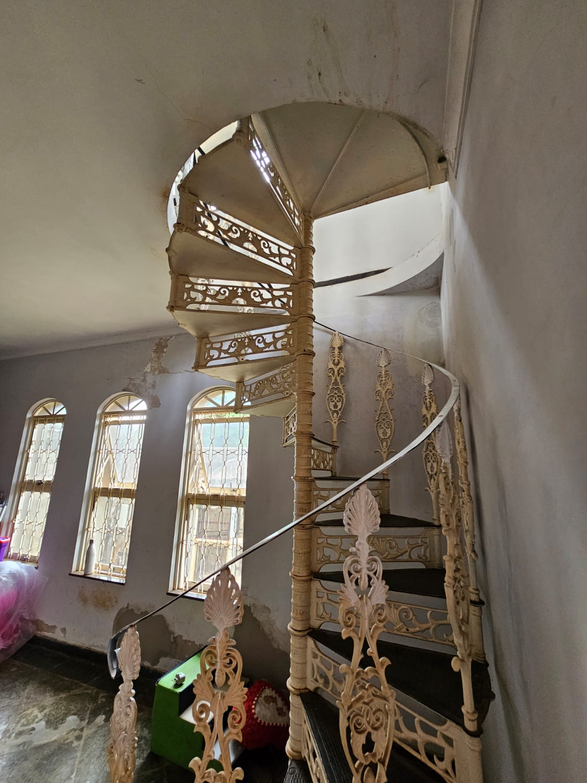 escada que leva para um possível dormitório 