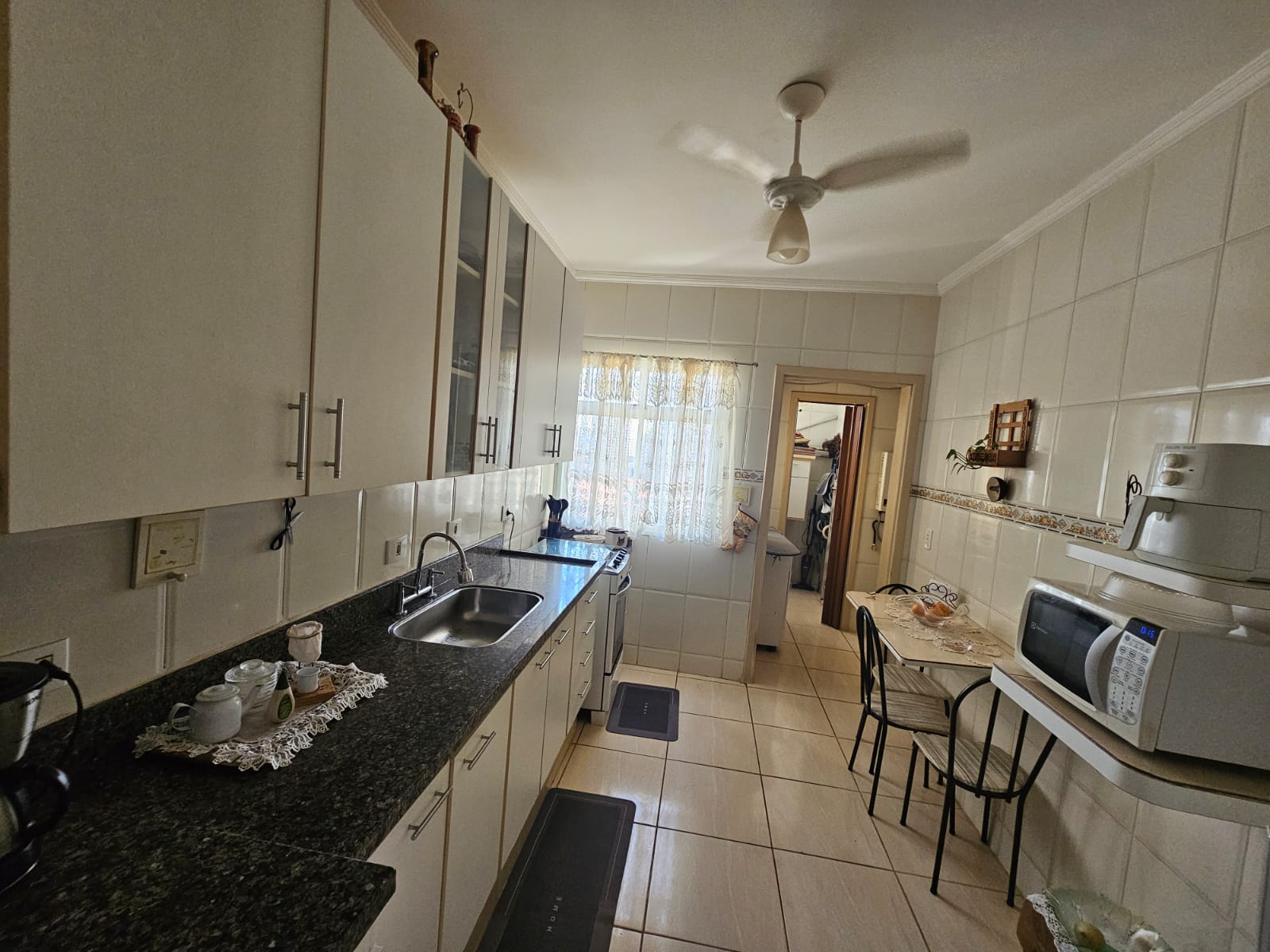 cozinha com duas entrada, vista da entrada principal 