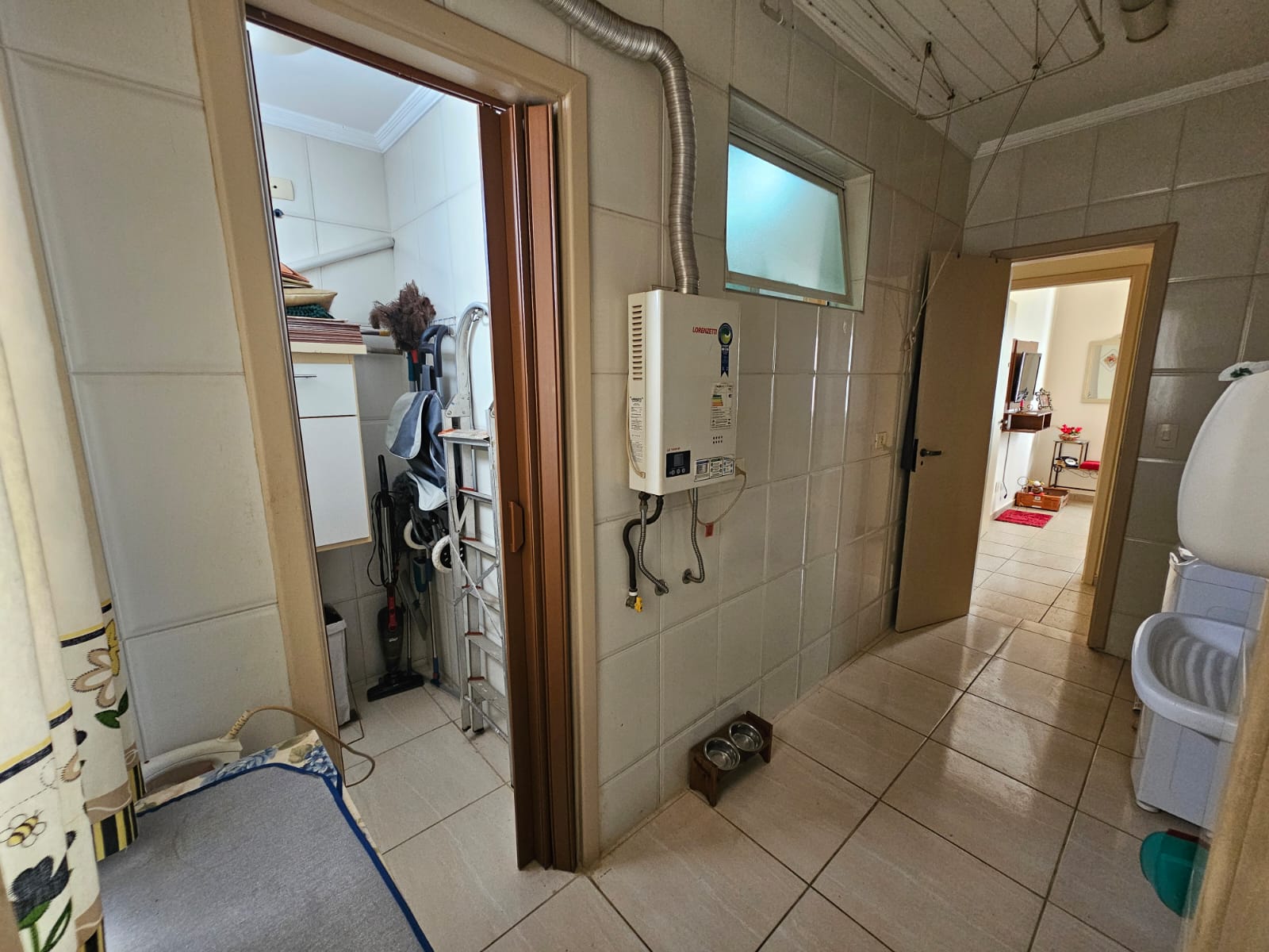 entrada lavandeira, porta lado esquerdo, dispensa. Porta lado direito acesso a casa
