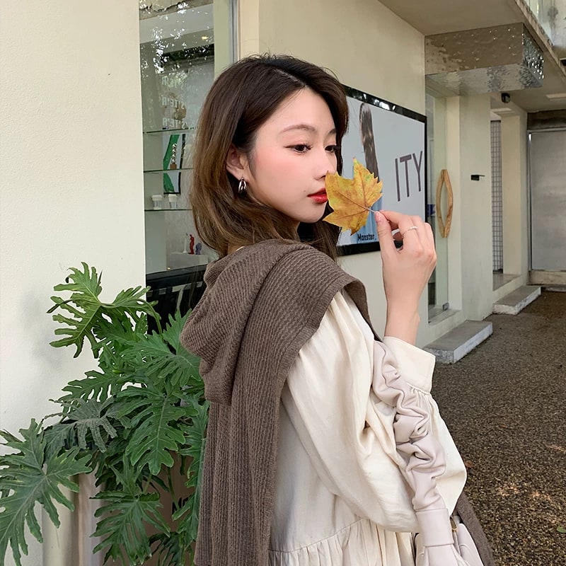 Korean-Style Knit Hood and Scarf Cape photo 3