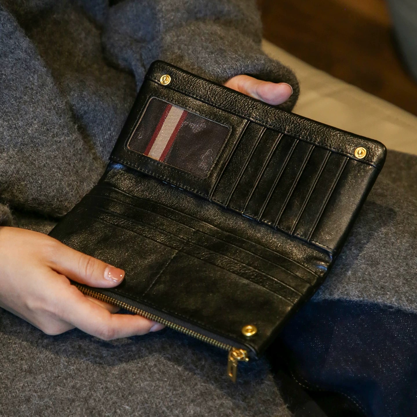 Vegetable-Tanned Full-Grain Leather Long Wallet photo 5