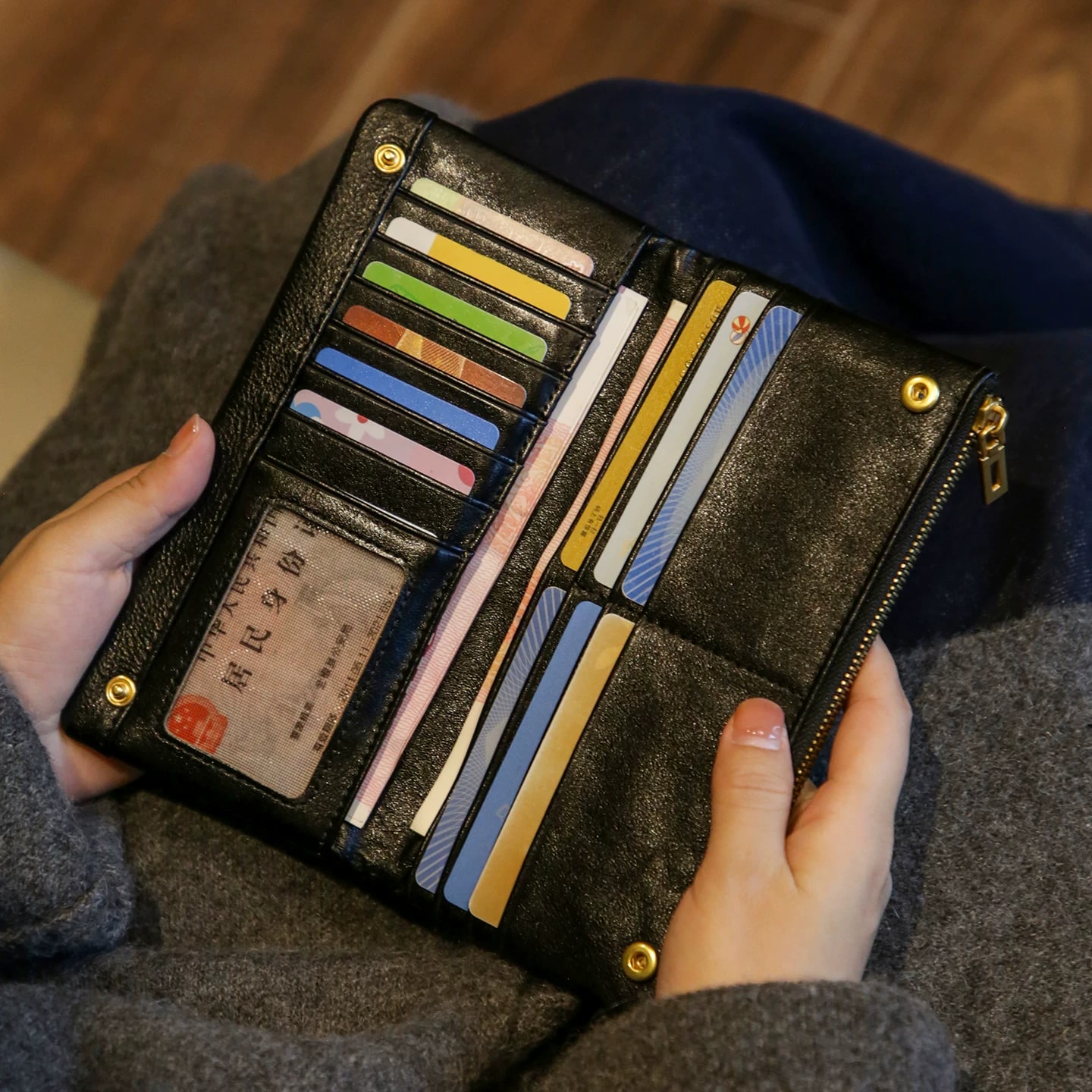 Vegetable-Tanned Full-Grain Leather Long Wallet photo 2