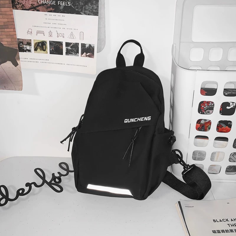 QUNCHENG Lightweight Sling Chest Bag photo 2