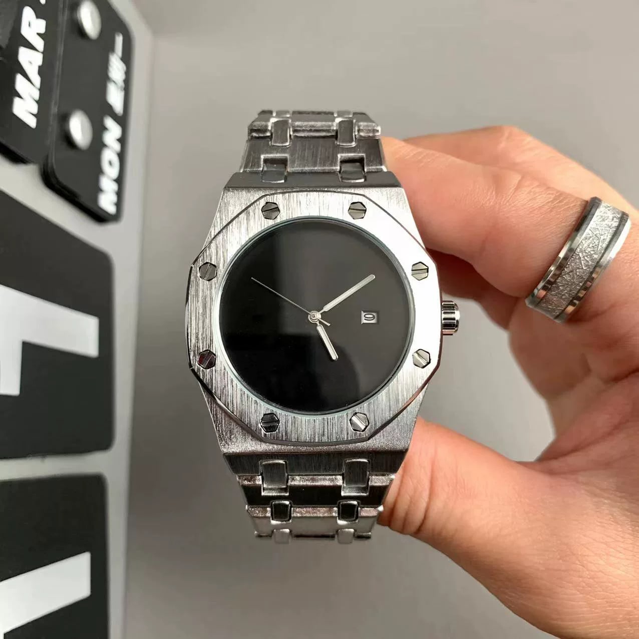 Minimalist Men's Quartz Watch photo 2