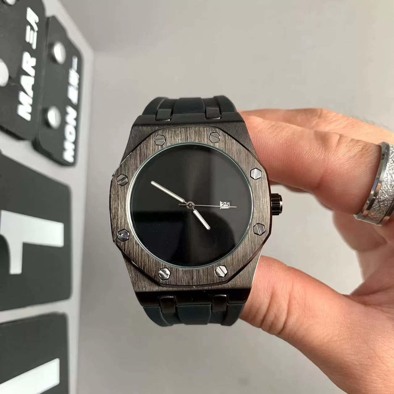 Minimalist Men's Quartz Watch photo 6