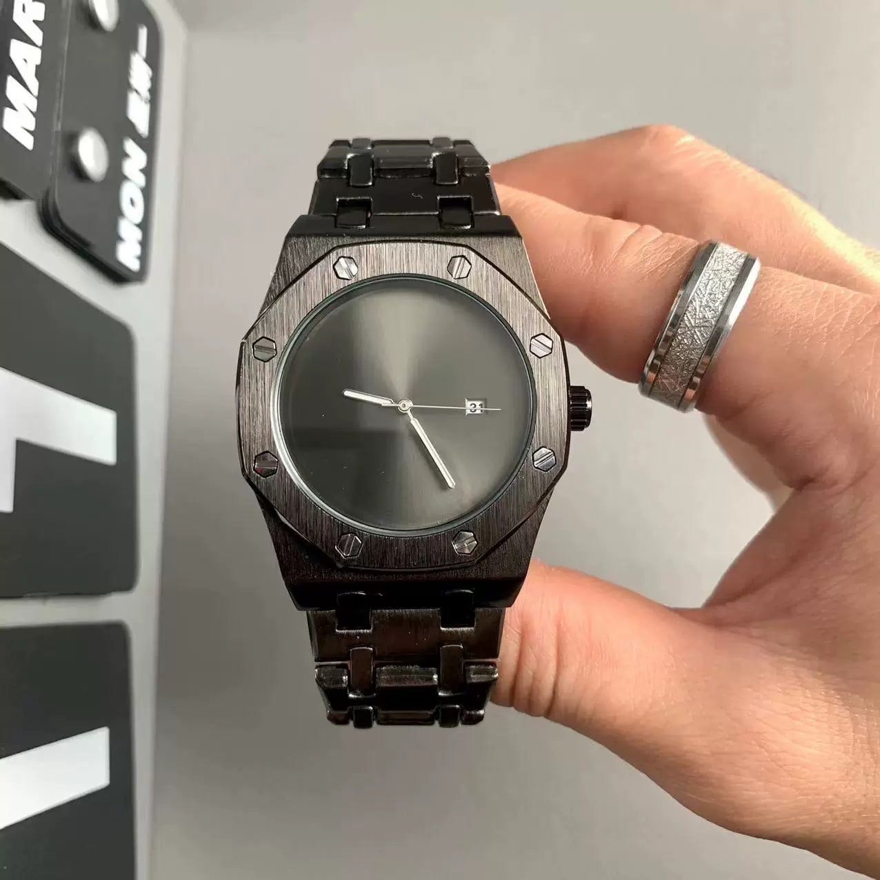 Minimalist Men's Quartz Watch photo 3