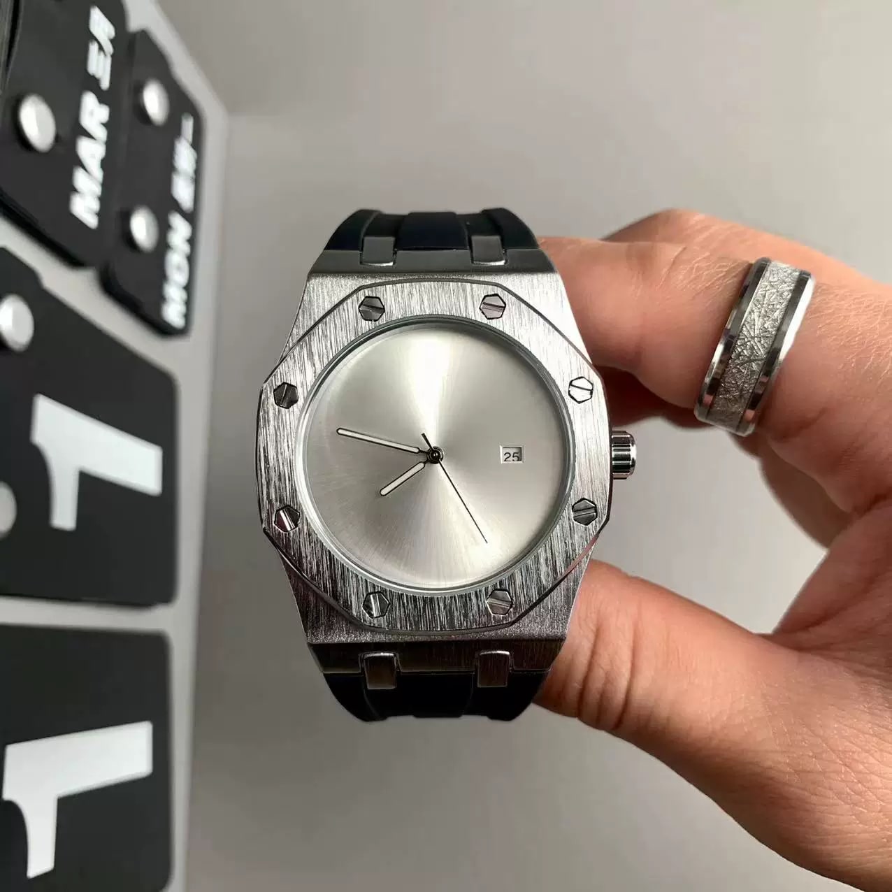 Minimalist Men's Quartz Watch photo 4