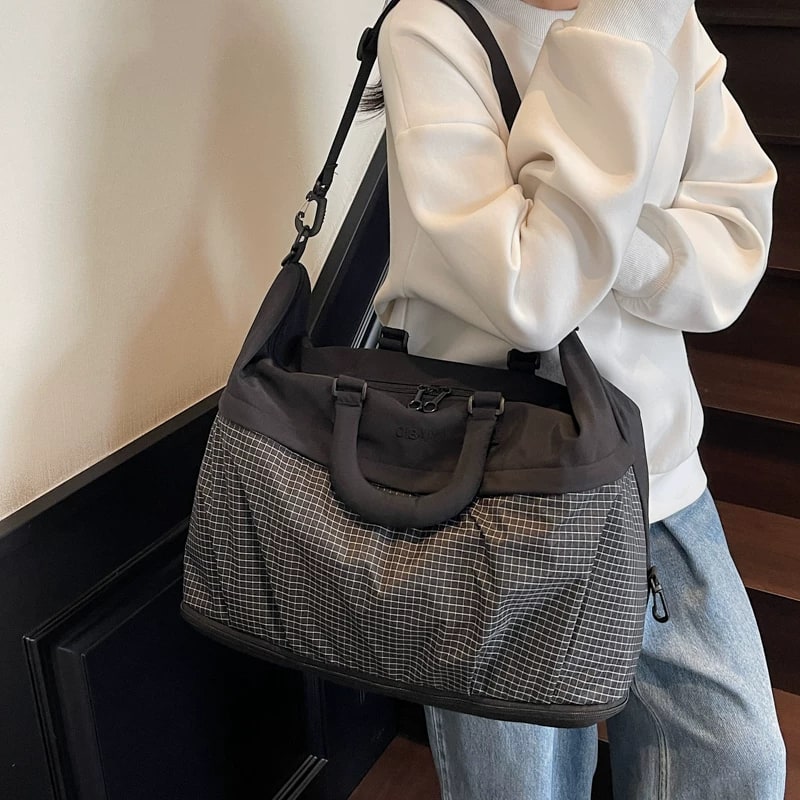 Large Capacity Travel Duffel Bag with Zip Pocket photo 2