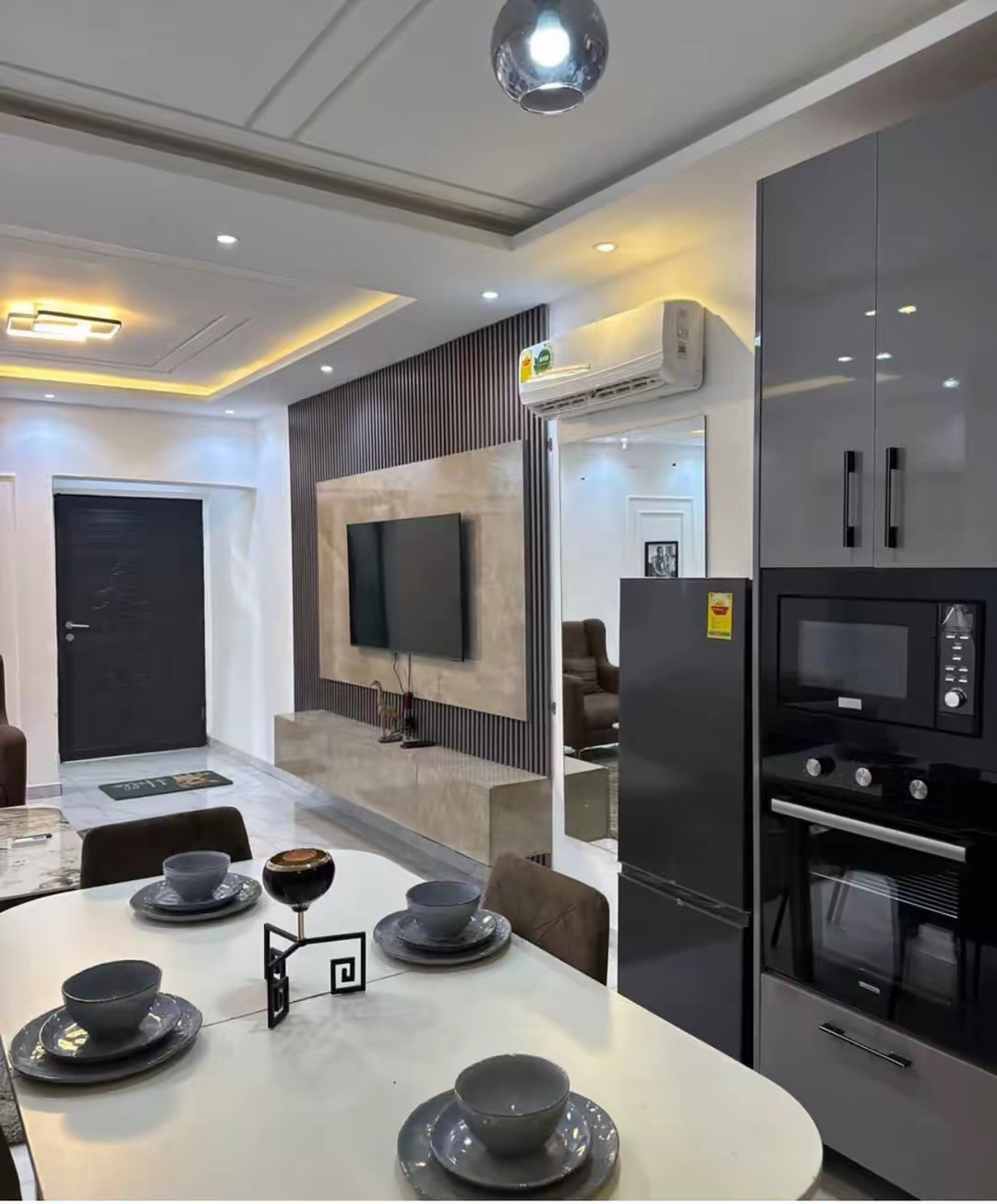 Two-Bedroom Airbnb at Ashaley Botwe School Junction photo 2