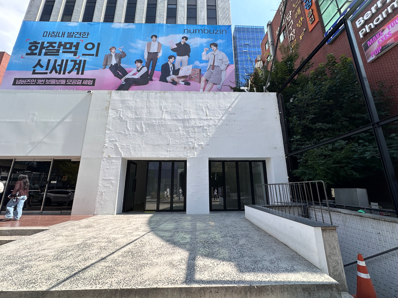 시공 전 흰색 외벽과 검은 창틀만 있는 건물 정면