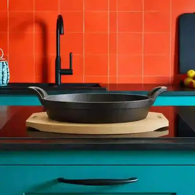 Chảo Oval Sắt Đúc Roca Atlas Khay Gỗ - 20.5 CM - 100% Tự Nhiên & Không Dính | Đã Tẩm Dầu Sẵn | Bọc Bông Tay Cầm & Túi Lưu Trữ | Ma