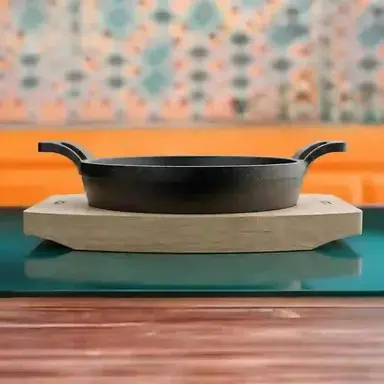 Nồi Braiser Sắt Đúc Atlas Roca Kèm Khay Gỗ - 11CM - 100% Tự Nhiên & Chống Dính | Đã Tẩm Dầu Sẵn | Bao Tay Vớ Bông Cho Tay Cầm & Túi Lưu Trữ | Sản xuất