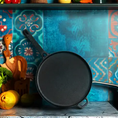 Bếp Đúc Roca Nix Cast Iron Dosa Tawa - 28CM - 100% Tự Nhiên & Chống Dính | Đã Ướp Dầu Sẵn | Bao Bông Cho Tay Cầm & Túi Lưu Trữ | Sản Xuất Tại Ấn Độ