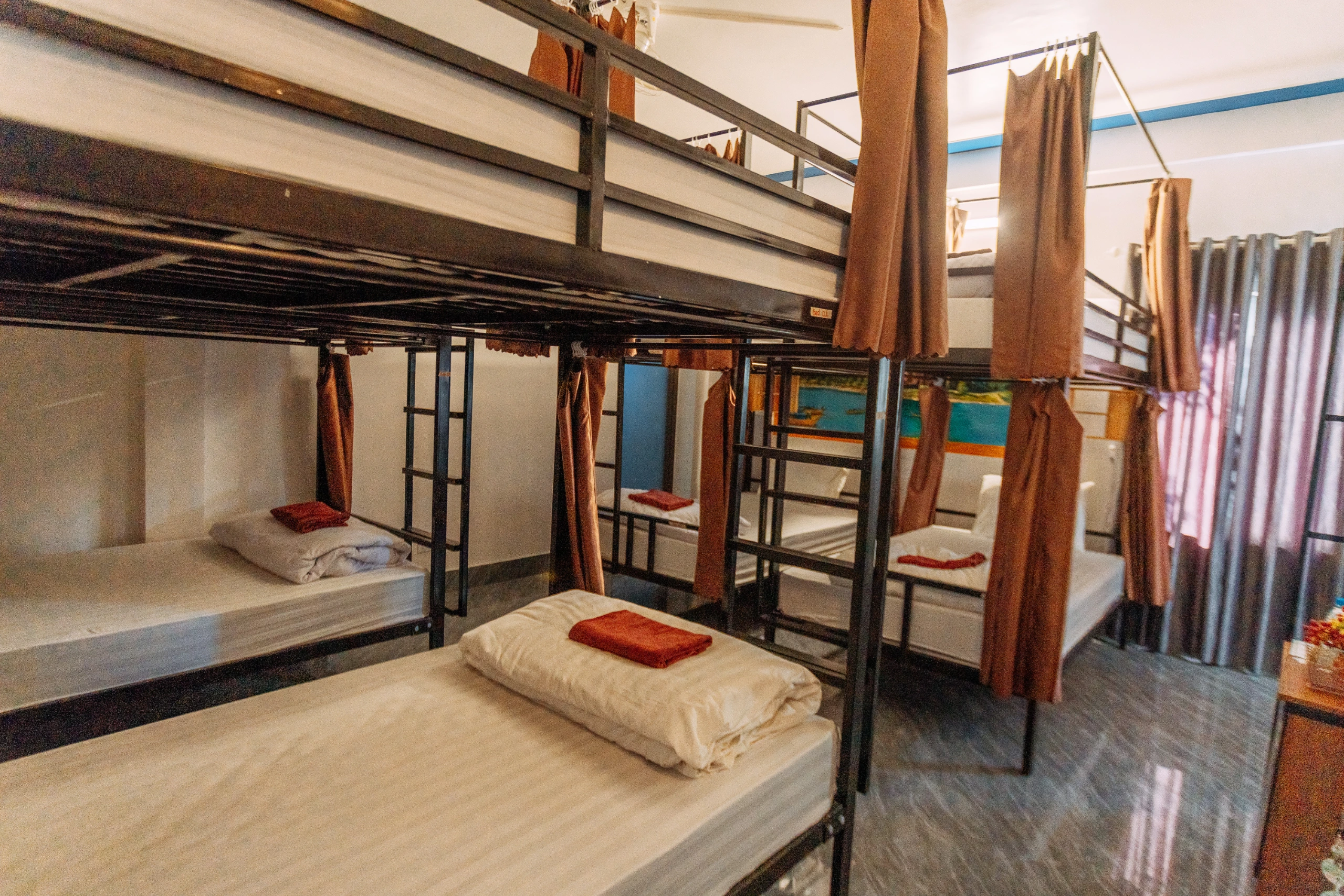 Deluxe 8-Bed Mixed Dorm Room