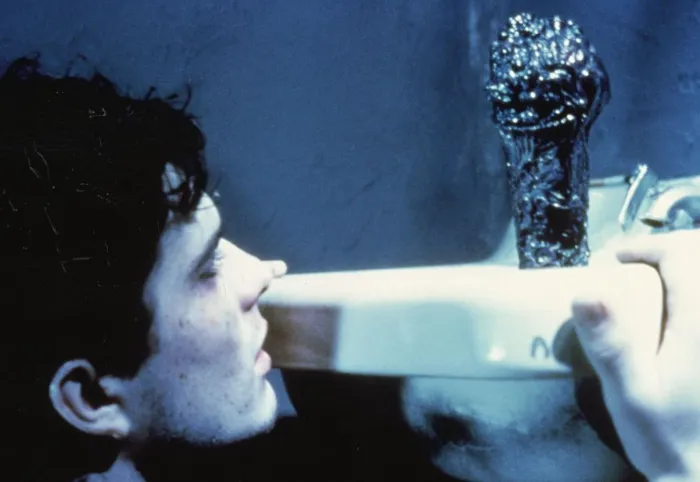 Scena iz filma Brain Damage(1988) 1