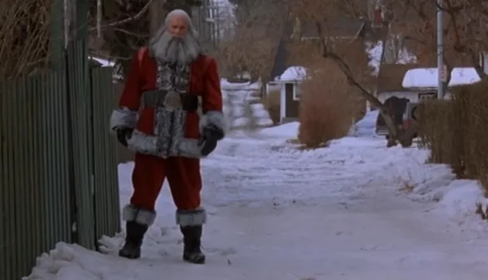 Scena iz filma Santa's Slay(2005) 2