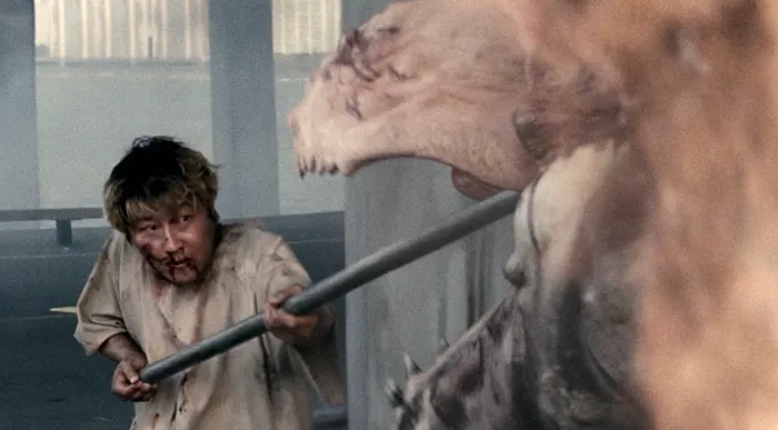 Scena iz filma The Host(2006) 2
