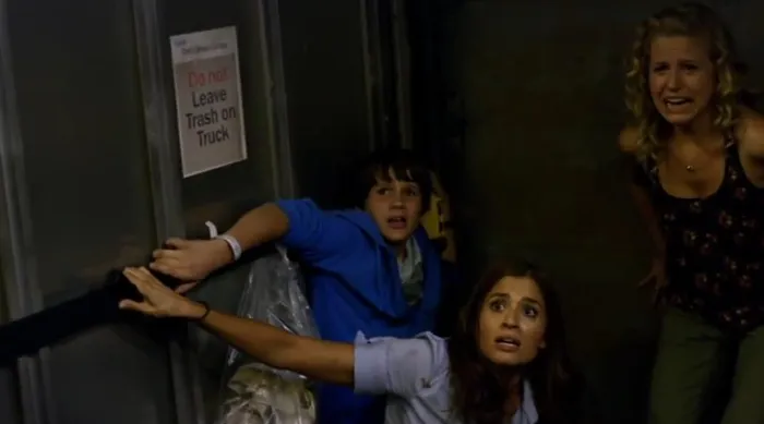 Scena iz filma Quarantine 2: Terminal(2011) 1