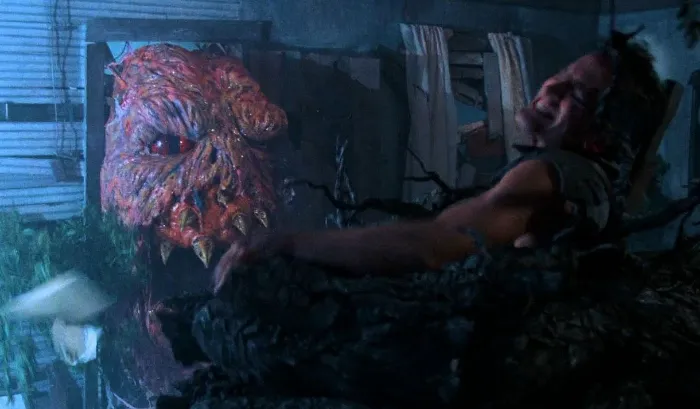 Scena iz filma Evil Dead II(1987) 2
